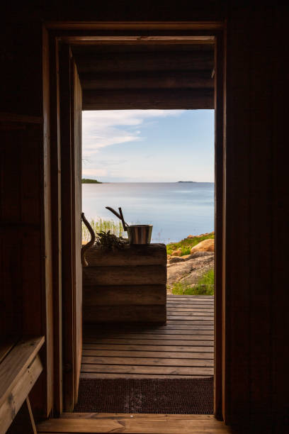 vue de la porte du sauna au golfe de bothnia, finlande - finland sauna lake house photos et images de collection