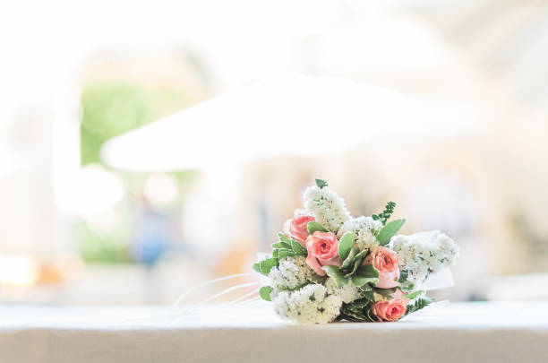 blumenstrauß auf weißem tisch mit hintergrund aus dem fokus - communion table stock-fotos und bilder