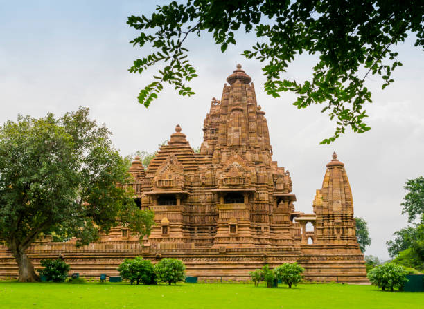 vista mozzafiato del tempio di vishvanatha, gruppo occidentale di monumenti di khajuraho, madhya pradesh, india - art shiva sexual activity sexual issues foto e immagini stock