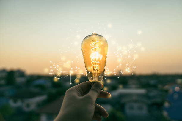 電球を電球で持つハンドビジネスマン。代替エネルギー、アイデア、電力イノベーションとインスピレーションの概念を節約します。 - 想像 ストックフォトと画像