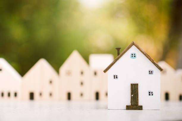 house model on wood table. real estate agent offer house, property insurance and security, affordable housing concepts - foco em primeiro plano imagens e fotografias de stock