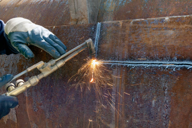 The worker is cutting steel plate with oxy-acetylene cutting processes for mechanical test. The worker is cutting steel plate with oxy-acetylene cutting processes for mechanical test. oxyacetylene stock pictures, royalty-free photos & images