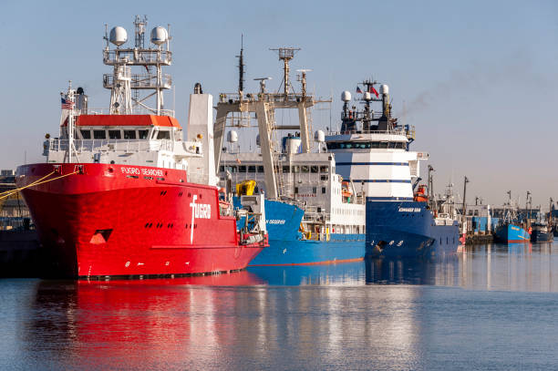 fugro searcher, ocean observer i kommandor susan zadokowane wzdłuż nabrzeża new bedford - searcher zdjęcia i obrazy z banku zdjęć