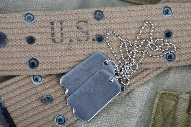 une paire de tags de chien blanc sur l’armée américaine uniforme guerre mondiale deux ère - medal military purple heart medal award photos et images de collection
