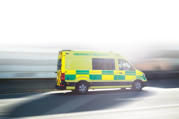 ambulanz uk reagieren auf einen notfall in der innenstadt - religious celebration flash stock-fotos und bilder