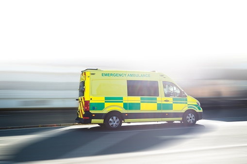 Ambulance UK responde a una emergencia en el centro de la ciudad photo