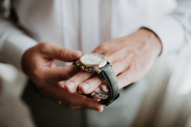 사업가 는 그의 손목 시계에 시간을 확인, 손에 시계를 넣어 남자, 신랑은 결혼식 전에 아침에 준비 - 시계 뉴스 사진 이미지
