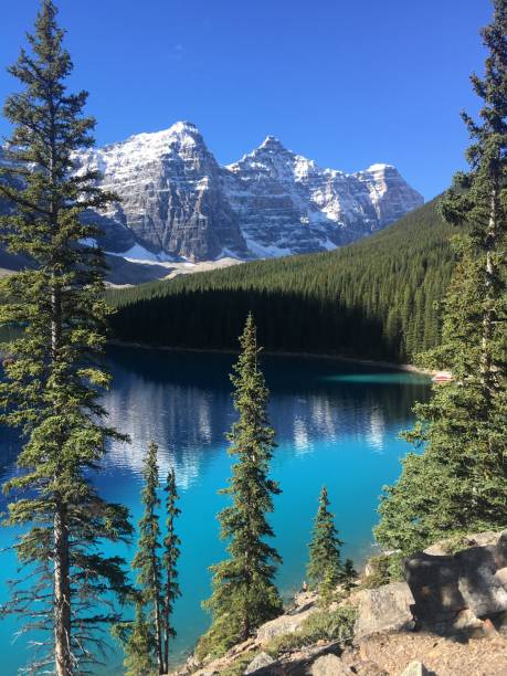 moraine du lac - vertical scenics ice canada photos et images de collection