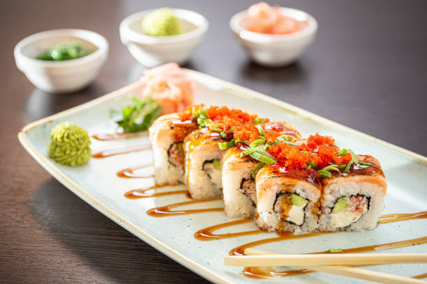 sushi maki met zalm, garnalen, komkommer - sushischotel stockfoto's en -beelden