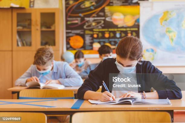 Estudiantes De Secundaria En La Escuela Usando Máscaras Faciales N95 Foto de stock y más banco de imágenes de Educación