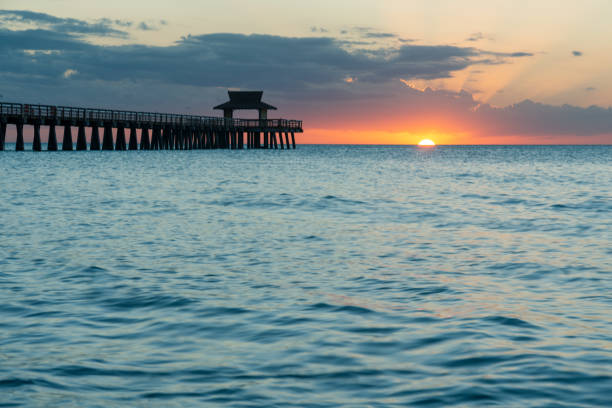 일몰과 바다의 나폴리 부두 - florida naples florida pier beach 뉴스 사진 이미지