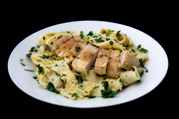 piccata de pollo cremoso con pasta - pappardelle fotografías e imágenes de stock