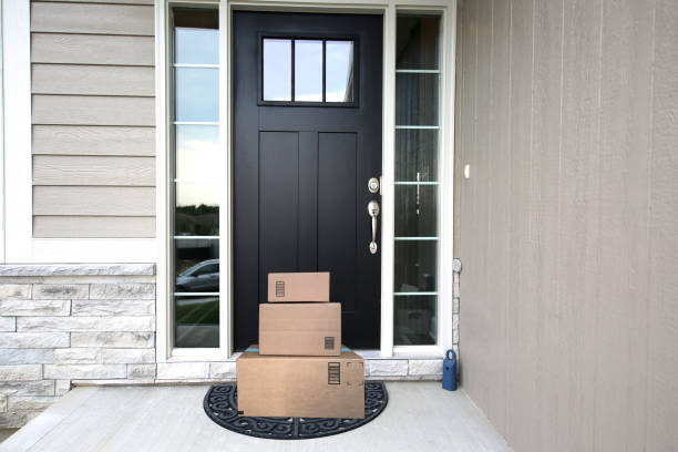 front door packages - doormat door christmas holiday imagens e fotografias de stock