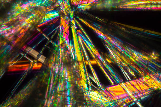 micrographe abstrait des cristaux de l’acide aminé alanine. - scientific micrograph science bee abstract photos et images de collection
