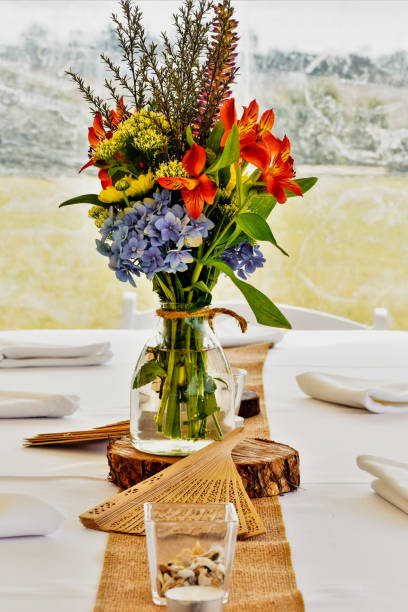 disposizione floreale in vaso sul tavolo - wedding centerpiece foto e immagini stock