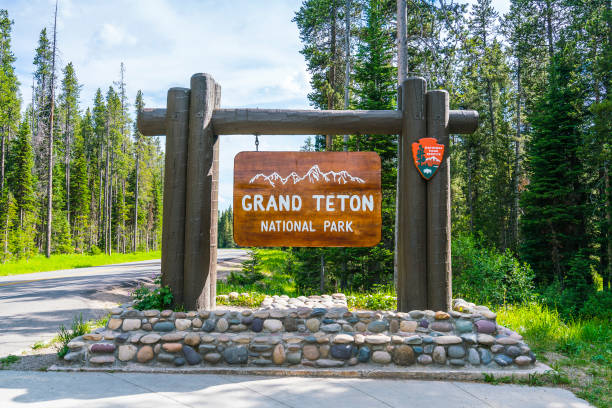 入り口エリアのグランドティトン国立公園の看板。 - yellowstone national park wyoming american culture landscape ストックフォトと画像