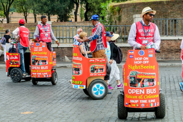 niektórzy przewodnicy segway oferują usługi turystyczne w pobliżu watykanu w rzymie - segway zdjęcia i obrazy z banku zdjęć