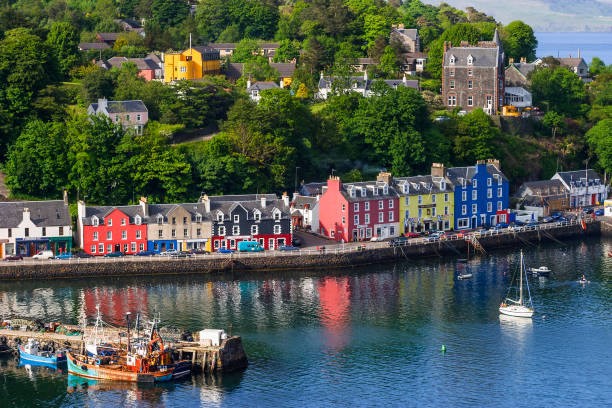 vista na vila de tobermory na ilha de mull na escócia - 5087 - fotografias e filmes do acervo