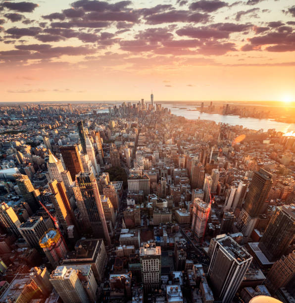 el horizonte de la ciudad de nueva york con rascacielos urbanos al atardecer, ee.uu. - centro de manhattan fotografías e imágenes de stock