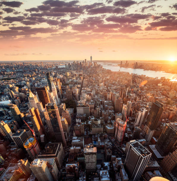 skyline di new york city con grattacieli urbani al tramonto, stati uniti. - midtown manhattan foto e immagini stock