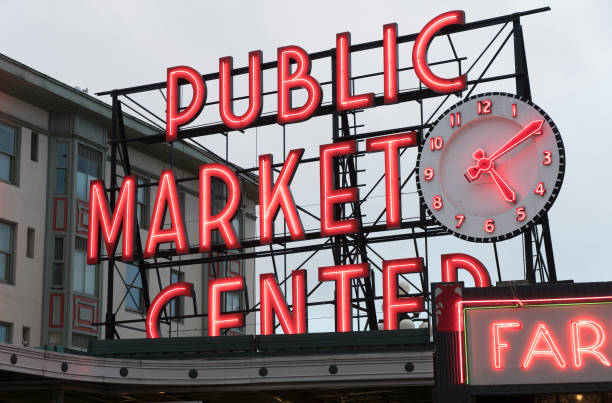 seattle, waszyngton, usa. 02/06/17: pike rynku miejsce z refleksji na ziemi w nocy. - pike place market market seattle tourist zdjęcia i obrazy z banku zdjęć