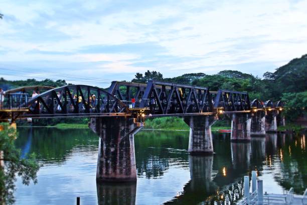 ponte sul fiume kwai al tramonto. - kwai river kanchanaburi province bridge thailand foto e immagini stock