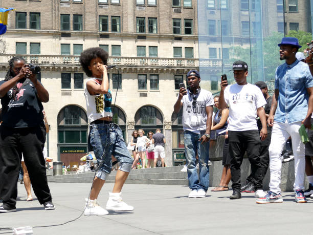 african american musicians rapping in the the street in new york city - hip hop urban scene city life black imagens e fotografias de stock