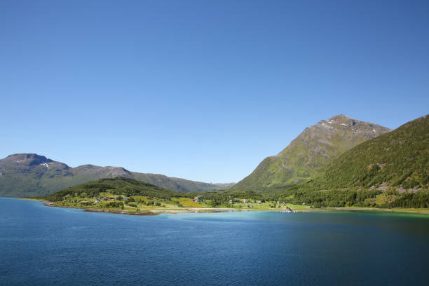 beau paysage pittoresque de fjords, îles, village et passages intérieurs; l’andfjorden et vestfjorden, entre bodo et hammerfest, norvège. - hammerfest photos et images de collection