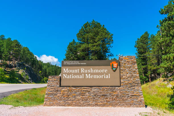 mount rushmore national memorial,south dakota,usa.  07-28-17: mount rushmore natonal memorial sign in the entrance - lincoln road imagens e fotografias de stock