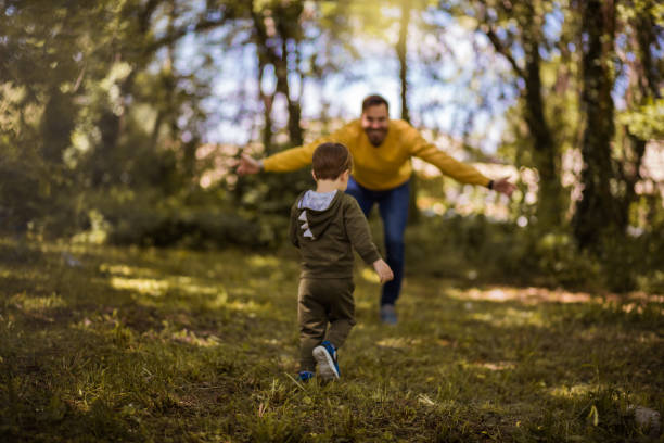 dame un abrazo. - action family photograph fathers day fotografías e imágenes de stock