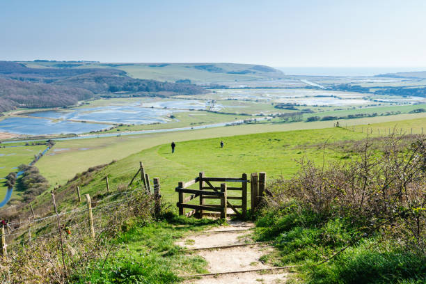 vue de la rivière cuckmere, sussex - seaford photos et images de collection