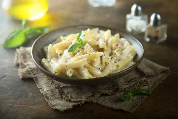 pasta con salsa crema - penne fotografías e imágenes de stock