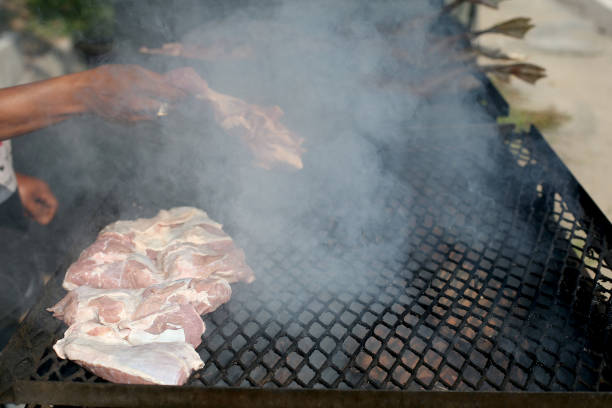 A barbecue is a great way to enjoy the good weather and the company of friends and family! For a perfect grill, you can opt for a variety of meats. Veal is a classic option, with cuts such as entrecôte or sirloin that are always a hit. Pork is also very popular, especially bacon and ribs. Don't forget to include some sausages and chorizos to give it a special touch. And if you want something different, lamb and chicken are also delicious grilled. To enjoy!