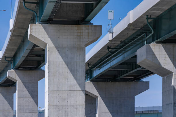 cielo azul y viaducto de carretera - concrete curve highway symbol fotografías e imágenes de stock