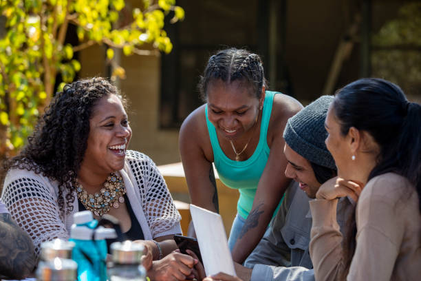 tutoring outdoors - minority imagens e fotografias de stock