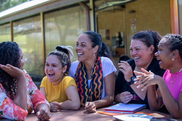 lehrer und ihre weiblichen schüler - australia aborigine group of people friendship stock-fotos und bilder