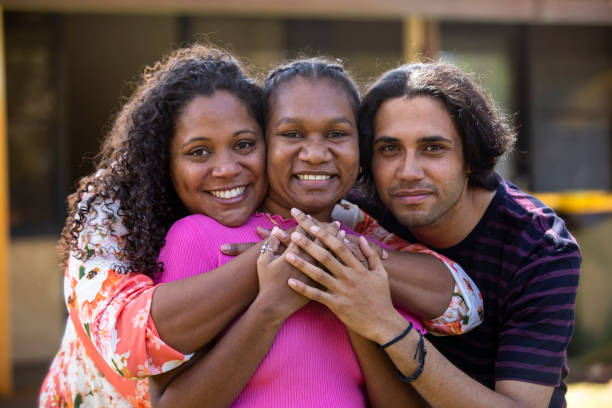 erinnerungen wecken - australia aborigine group of people friendship stock-fotos und bilder