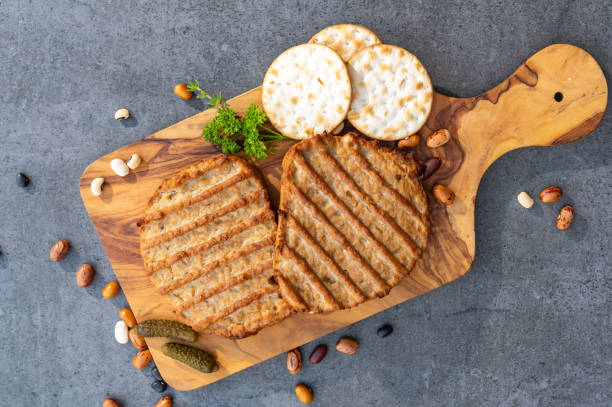 fleischfrei gegrillte vegane steaks, gesundes lebensmittelkonzept - fleischersatz stock-fotos und bilder