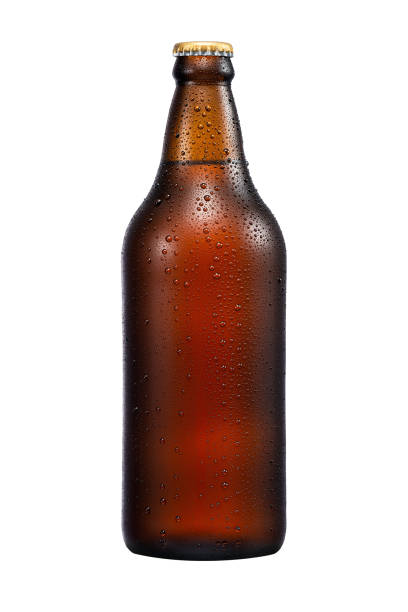 白い背景に影なしで隔離された滴を持つ600ml茶色のビールビール瓶 - ビール瓶 ストックフォトと画像