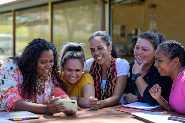 haben sie das gesehen? - australia aborigine group of people friendship stock-fotos und bilder