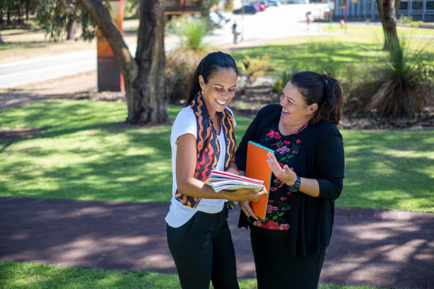조언 요청 - aborigine australia women student 뉴스 사진 이미지