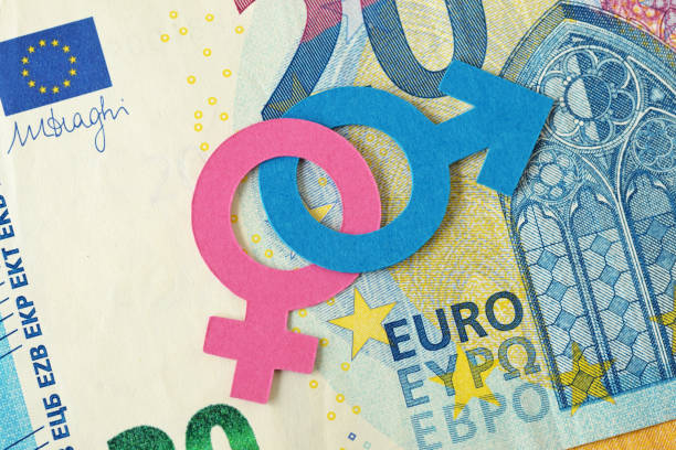 symboles de genre masculins et féminins enchaînés sur le billet d’euro - concept de relations entre les sexes - european union currency euro symbol currency paper currency photos et images de collection