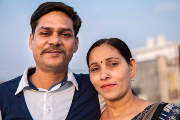 カメラを見て幸せなインドの成熟したカップルの肖像画。 - day asian ethnicity asian culture asian and indian ethnicities ストックフォトと画像