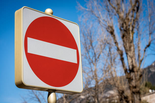 sem entrada ou caminho errado - fotografia de sinalização de estrada - one way stop stop sign street - fotografias e filmes do acervo