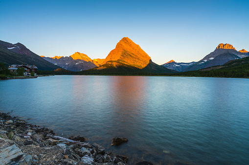 hermoso paisaje en Swiftcurrent Lake cuando al amanecer en el área de Many Glacier, Montana's Glacier National Park,Montana,usa. photo