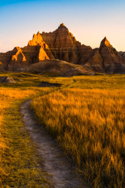 красивые пейзажи в национальном парке badlands,south dakota,сша. - badlands prairie landscape badlands national park стоковые фото и изобра�жения