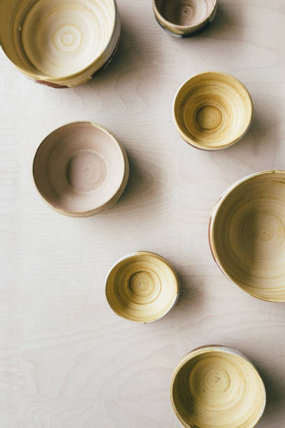 cuencos pintados de cerámica hechos a mano, un lay plano - earthenware bowl ceramic dishware fotografías e imágenes de stock