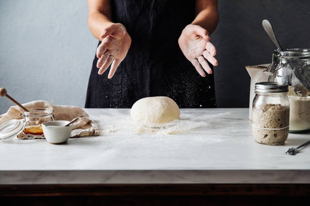 대리석 카운터 위에 밀가루에 반죽을 던지는 여자 - dough kneading human hand bread 뉴스 사진 이미지