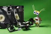lustige-roboter-cyborg-mit-vhs-videob%C3