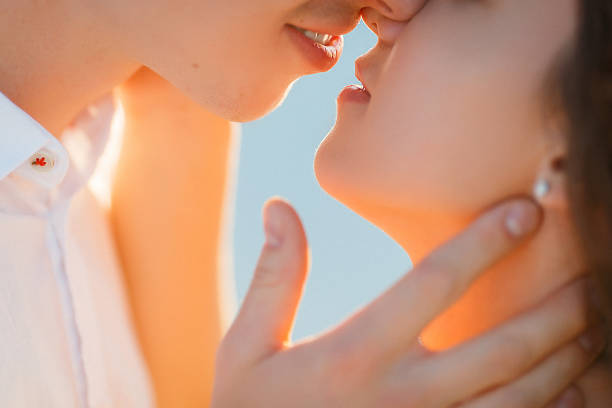 newlyweds küsse in der wüste bei sonnenuntergang - auf den mund küssen stock-fotos und bilder